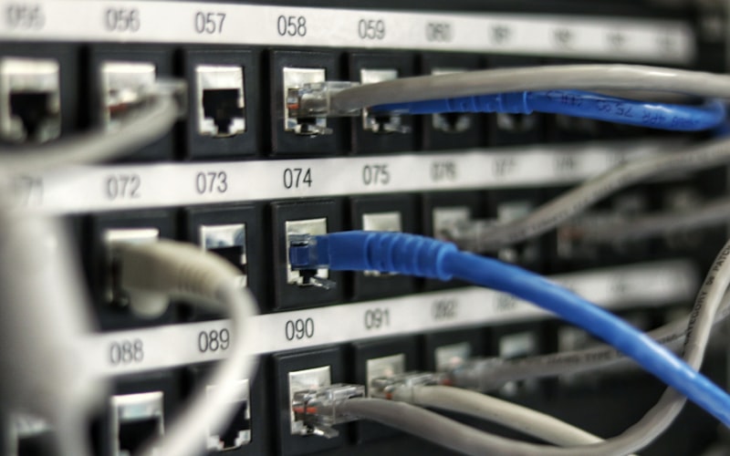 Nätverkskablar och patchpanel - nätverksinstallation i Kungälv
